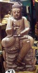 grande statue de Bouddha assis sur une fleur de lotus en bois