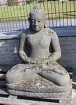 grande sculpture de Bouddha en position du lotus