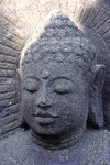 statue de Bouddha assis adossé à une stèle