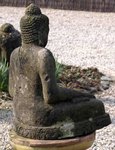 Bouddha sculpté en pierre de lave naturelle