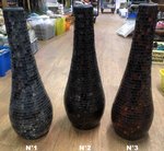 Grand vase à bec en terre cuite et mosaïque de verre noir et or