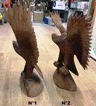 Grande statue d'aigle aux ailes déployées en bois finement sculpté