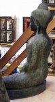 grande statue de Bouddha assis en bronze