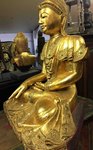 Grande statue de Bouddha assis doré en bois avec mosaïque de verre