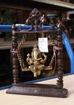 petite statue de ganesh en bronze sur une balançoire