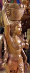 grande statue sculpté de femme en bois