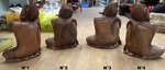 Petite statue en bois sculpté d'un Bouddha assis la tête sur le genoux