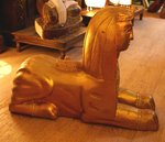 grande statue de sphinx sculptée en bois et or fin