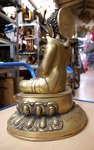 statue de Bouddha en bronze assis sur une fleur de lotus
