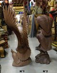 grande statue d'aigle en bois avec bébé aigle