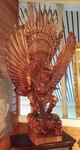 très grande statue de l'aigle garuda en bois