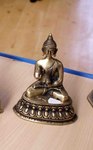statuette de bouddha assis en bronze moulé