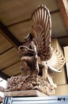 grande statue de l'aigle Garuda en bois sculpté