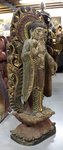 sculpture de bouddha en bois debout au centre d'une mandorle et fleur de lotus.