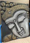 Cadre en bois sculpté et peint d'une tête de Bouddha
