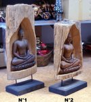 statue de Bouddha assis sculptée dans un vieux tronc de bois de teck sur socle