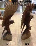 Grande statue d'aigle aux ailes déployées en bois finement sculpté