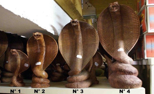 statue de COBRA en bois sculpt&eacute; par un artisan thailandais