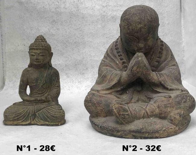 Petite statue de Bouddha assis en pri&egrave;re en pierre de lave reconstitu&eacute;e
