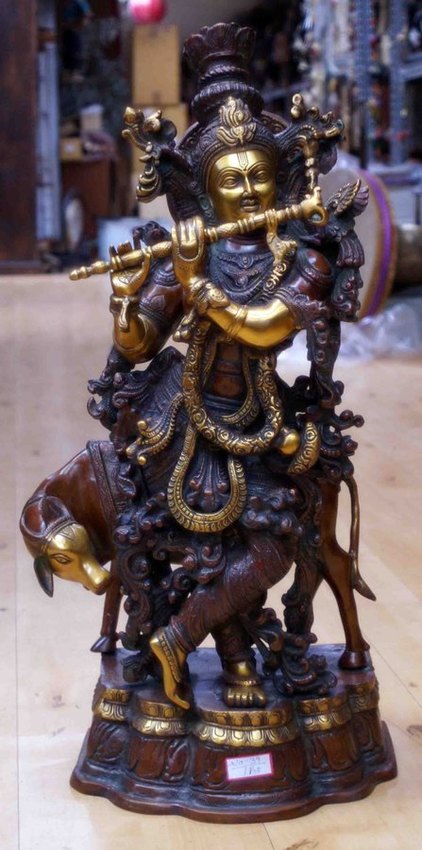 grande statue de Krishna en bronze moul&eacute; avec une vache sacr&eacute;e