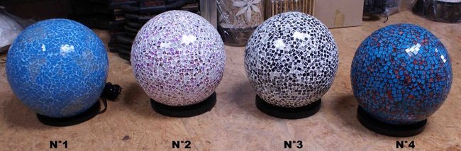 petite lampe en forme de boule &agrave; poser en mosa&iuml;que de verre