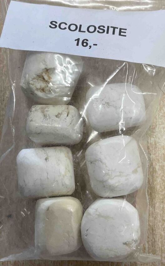 Scolecite ou scolosite en pierre roul&eacute;e par lot au poids