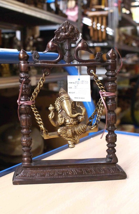 statue de Ganesh en bronze sur une balançoire