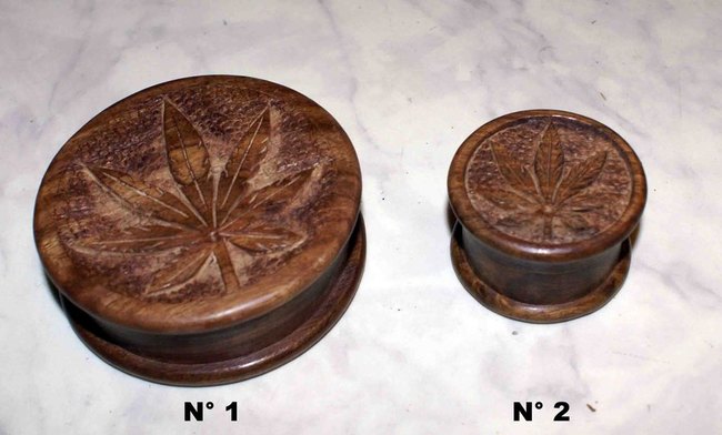 grand grinder ou moulin à épice en bois