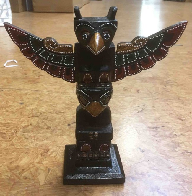 Petit totem des Indiens d'Amérique en bois peint aux couleurs des amérindiens