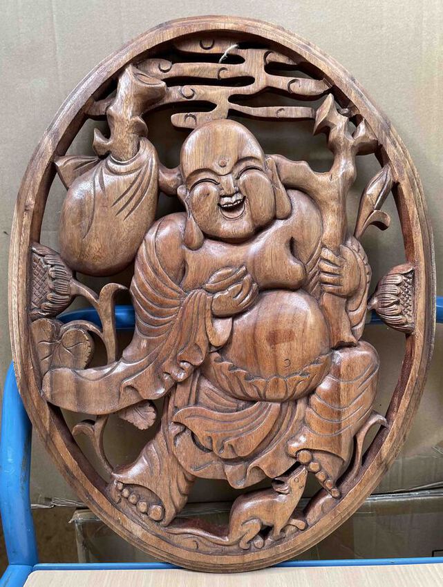 Cadre ovale en bois sculpt&eacute; d'un Bouddha rieur