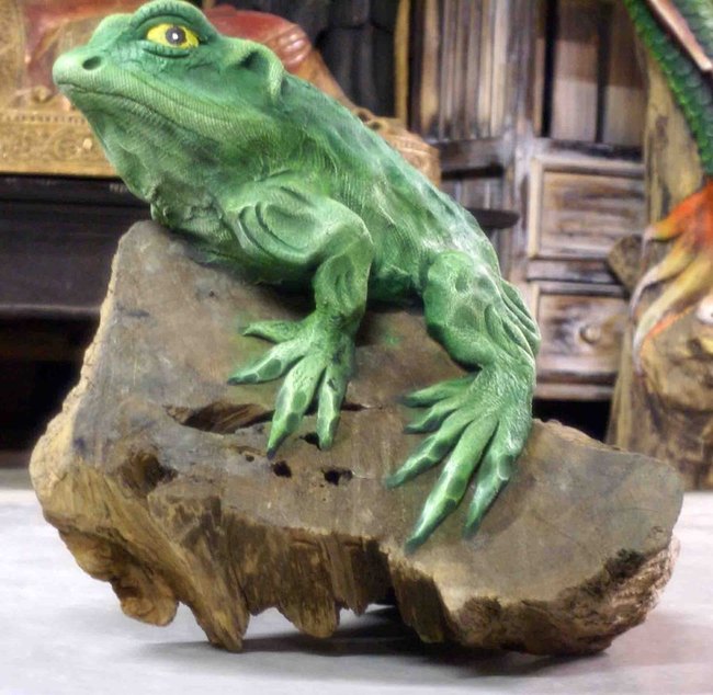 grande statue de grenouille en p&acirc;te de bois sur un tronc
