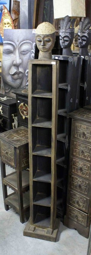 grande colonne de rangement de CD en bois surmont&eacute; d'une t&ecirc;te