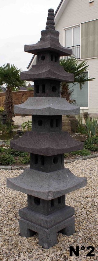 lampe ou lanterne en pierre pour ext&eacute;rieur. luminaire ext&eacute;rieur en pierre. lampe pour jardin, parc, piscine ou une all&eacute;e.