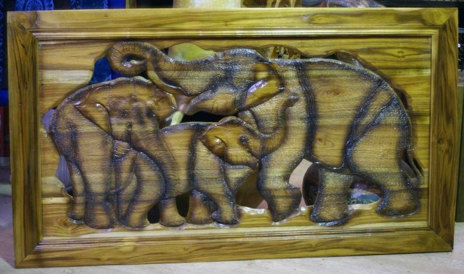 grand cadre en bois sculpt&eacute; d'&eacute;l&eacute;phants et d'&eacute;l&eacute;phanteaux