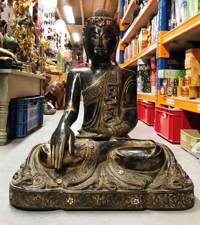 Grande statue de Bouddha assis en bois peint et dor&eacute;