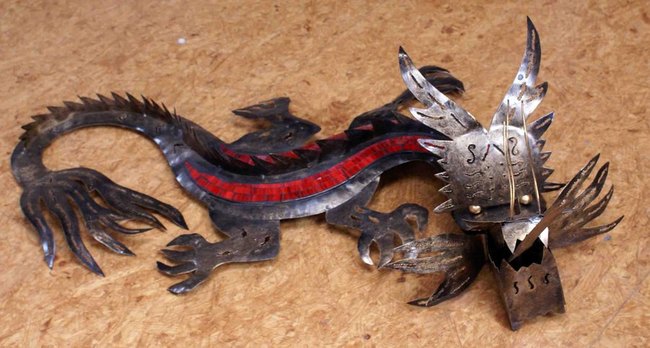 dragon en tôle plié, décoration murale