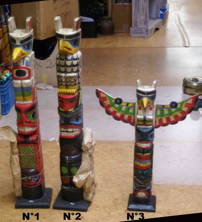 grand totem en bois peint des Indiens d'Amérique du nord