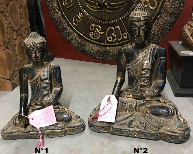 Petite statue de Bouddha assis en bois peint et dor&eacute;