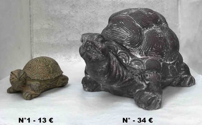 Petite statue de tortue en pierre de lave reconstitu&eacute;e