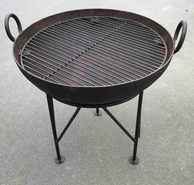Grand pot à feu ou barbecue en fer traditionnel en Inde