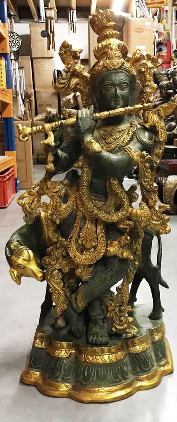 Grande statue de Krishna joueuse de fl&ucirc;te avec son veau en bronze moul&eacute;