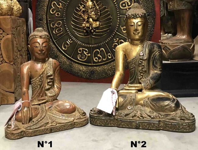 Petite statue de Bouddha assis en bois peint et dor&eacute;
