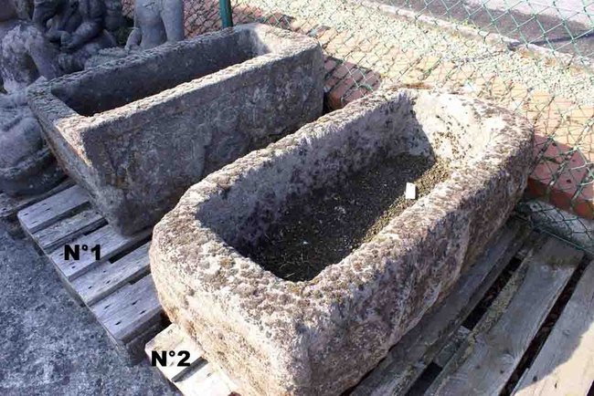 bac ou r&eacute;servoir en pierre &agrave; eau ou &agrave; fleur