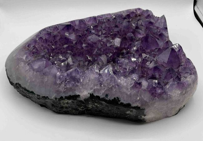 G&eacute;ode plate en am&eacute;thyste du Br&eacute;sil classe AAA