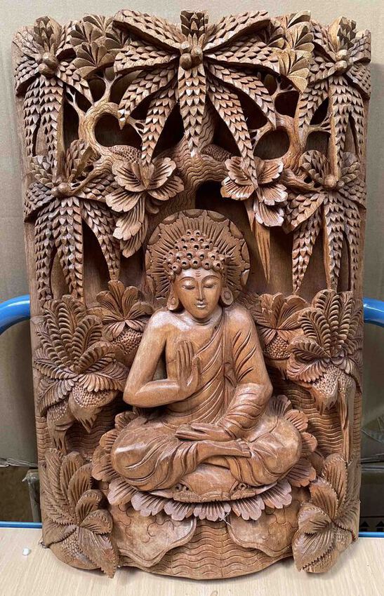 Cadre finement sculpt&eacute; de Bouddha en bois de teck