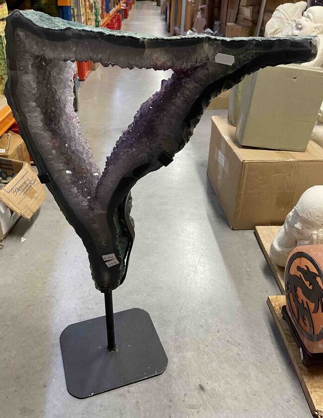 Grande g&eacute;ode creuse d'am&eacute;thyste brut du Br&eacute;sil