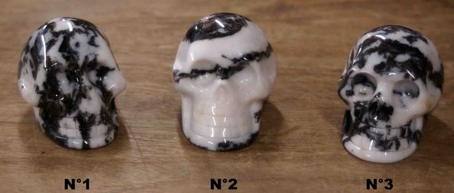 petit cr&acirc;ne en jaspe z&egrave;bre