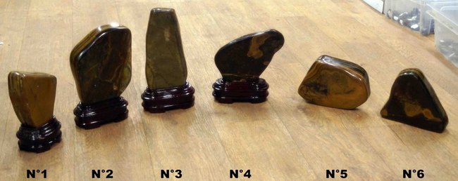 Grande pierre oeil de tigre sur son socle