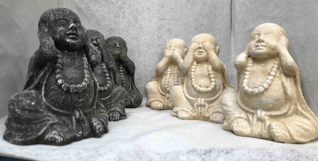 All&eacute;gorie des 3 singes par des statues de Bouddha en pierre de lave