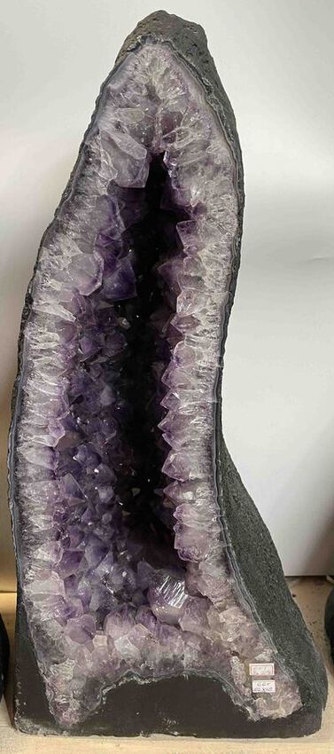 Grande g&eacute;ode creuse d'am&eacute;thyste brut du Br&eacute;sil